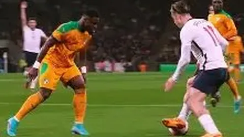 李连杰次女分享庆生照，姐妹俩容貌酷似利智